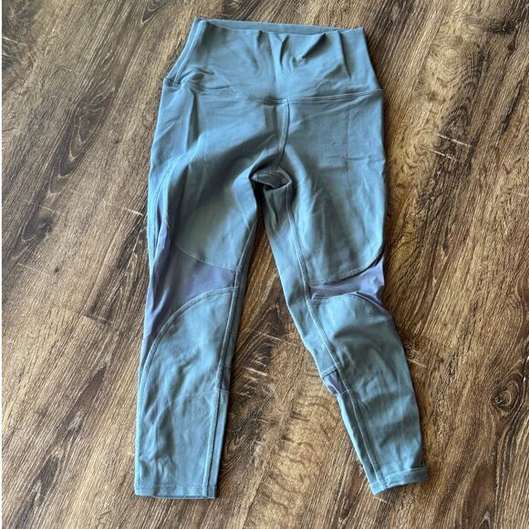 ALO Size XS Blue/Gray Capri Style Leggings - Picture 1 of 7